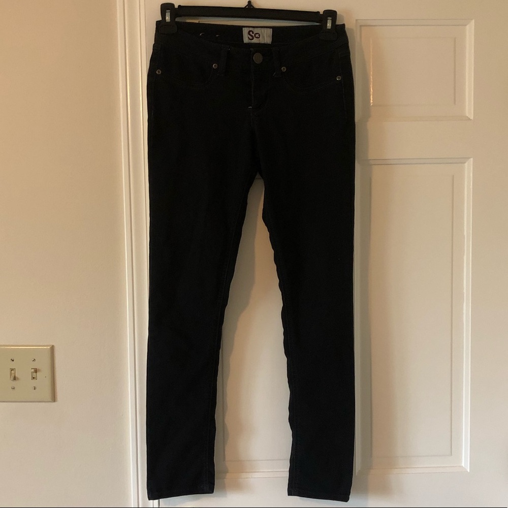 Black skinny jeans mid-rise